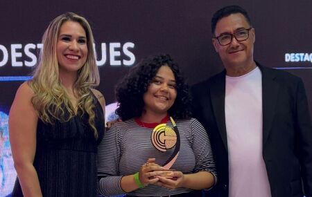 Cami Cardoso que recebe pr&ecirc;mio de destaques na Cr&ocirc;nica Esportiva de PE.