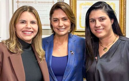 Clarissa T&eacute;rcio visita Michelle Bolsonaro.
