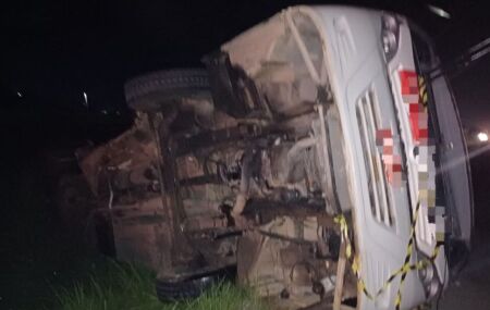 &Ocirc;nibus capotado ap&oacute;s colis&atilde;o com carreta na BR-232.