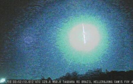 Meteoro cruza o c&eacute;u sobre a divisa entre RS e SC e explode com brilho intenso