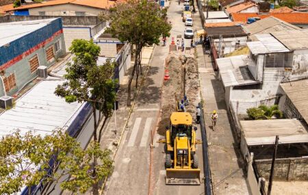 Obra da Compesa no bairro do Ipsep.