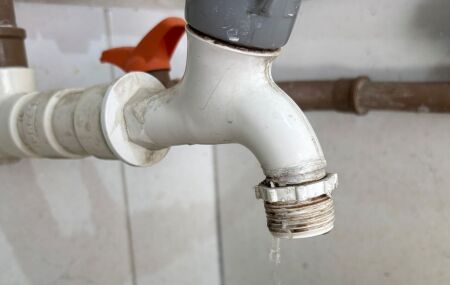 Torneira de tanque vazando &aacute;gua.