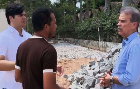 Coronel Feitosa acompanha pavimenta&ccedil;&atilde;o de rua.