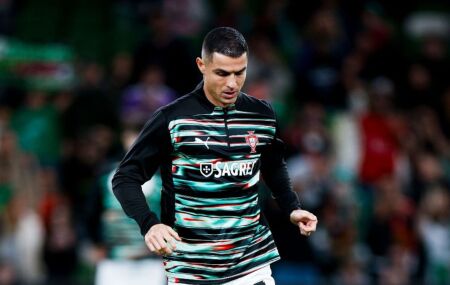 Cristiano Ronaldo durante aquecimento por Portugal.