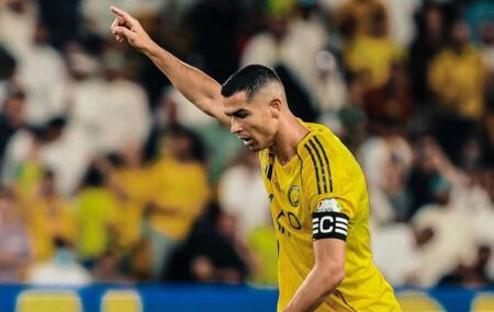 Cristiano Ronaldo comemorando gol com a camisa do Al-Nassr.