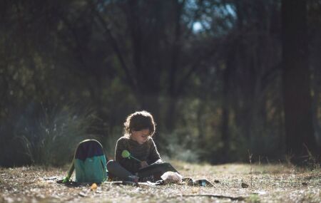 Crian&ccedil;a solit&aacute;ria. 