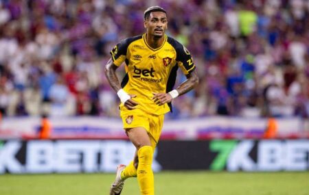 Derik Lacerda em a&ccedil;&atilde;o pelo Sport contra o Fortaleza, pelo Brasileir&atilde;o.