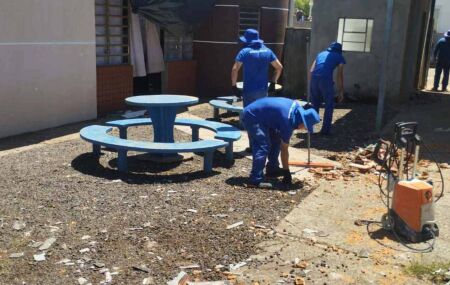 Detentos trabalham para reconstruir cidade destru&iacute;da por tornado.