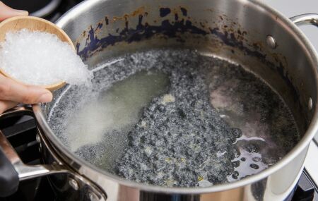 Truque com sal grosso remove res&iacute;duos carbonizados rapidinho. 