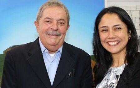 Lula ao lado da ex-primeira-dama do Peru, Nadine Heredia. 