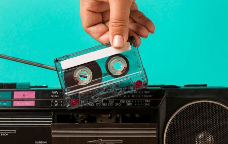 O retorno surpreendente das fitas cassetes vintage encanta colecionadores. 