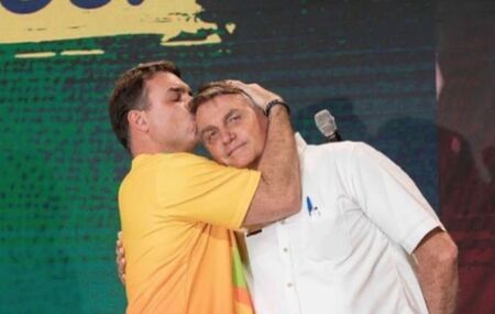 Vigilia convocada por Fl&aacute;vio &eacute; apontada por Moraes como a&ccedil;&atilde;o para "facilitar fulga" de Bolsonaro