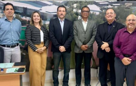 Fl&aacute;vio Gadelha visita sede do Comando Militar do Nordeste.