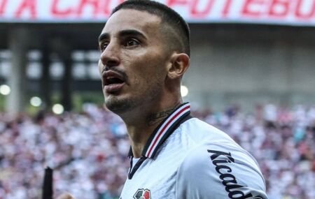 Thiago Galhardo admite ter tentado boicotar rein&iacute;cio da temporada no Santa Cruz.