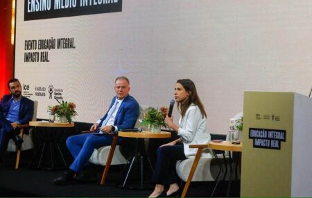 Governadora Raquel Lyra durante evento sobre educa&ccedil;&atilde;o em S&atilde;o Paulo.