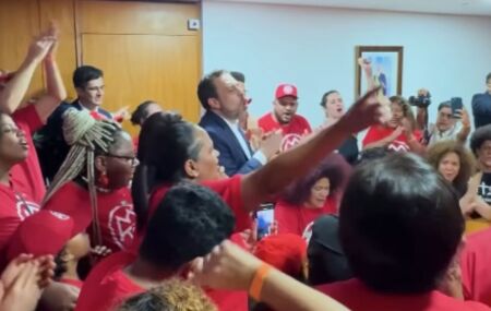Guilherme Boulos com integrantes do MTST no Planalto.