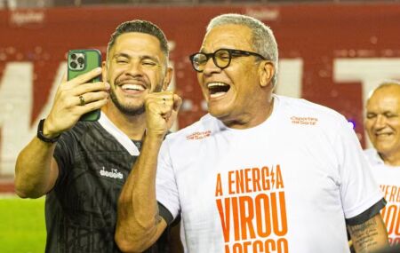 H&eacute;lio dos Anjos e Guilherme dos Anjos comemorando acesso do N&aacute;utico para S&eacute;rie B.