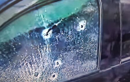 Carro alvejado durante ataque em Jaboat&atilde;o.