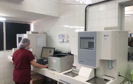Novas m&aacute;quinas do laborat&oacute;rio de Hematologia em pleno funcionamento.