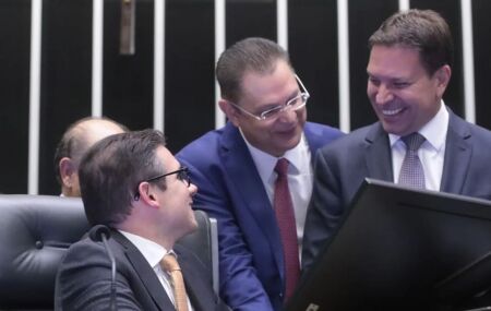 Hugo Motta veta voto de deputados fora do pa&iacute;s ap&oacute;s fuga de Ramagem. 