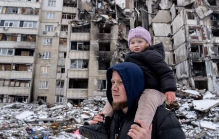 Foto de refugiados e destrui&ccedil;&atilde;o causada pela guerra na Ucrania
