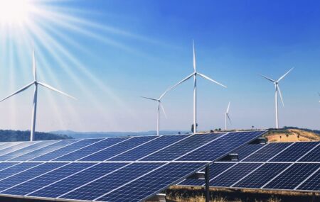 Energia solar e e&oacute;lica lado a lado.