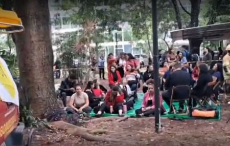 Pessoas resgatadas ap&oacute;s inc&ecirc;ndio no Minist&eacute;rio da Igualdade Racial.