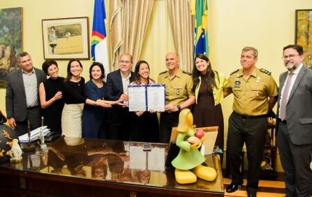 Mano Medeiros ao lado de Raquel Lyra e do e o comandante Militar do Nordeste, general Ribeiro.
