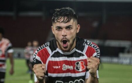 Jo&atilde;o Pedro comemorando vit&oacute;ria do Santa Cruz no Arruda pela S&eacute;rie C.