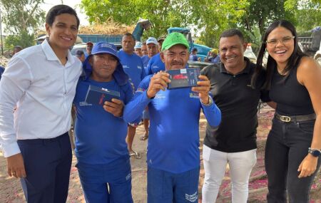 J&uacute;nior de Irm&atilde; T&ecirc;ca entrega 34 novos celulares e amplia Conecta Gari. 