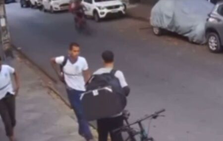 Momento em que entregador &eacute; assaltado em Boa Viagem, no Recife.