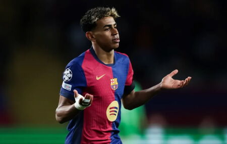 Lamine Yamal, promessa do Barcelona, convive com pubalgia cr&ocirc;nica em 2025. 