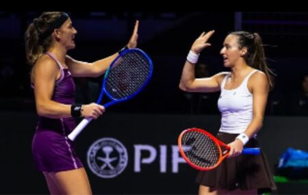 Luisa Stefani vence em sets diretos e avan&ccedil;a &agrave; final in&eacute;dita do WTA Finals ao lado de Timea Babos