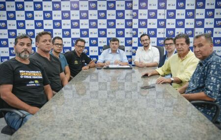 Lula e Eduardo da Fonte em reuni&atilde;o com representantes da Adeppe e Sinpol.