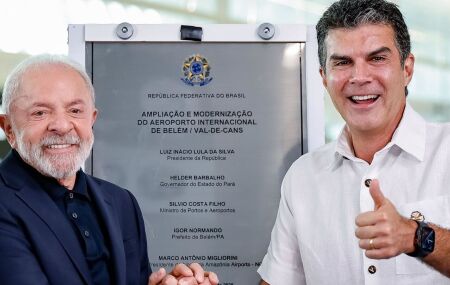 Lula ao lado do governador do Par&aacute; Helder Barbalho (MDB).