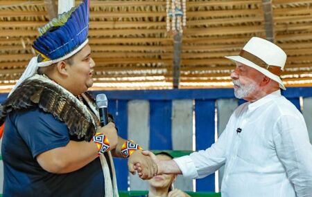 Lula promete universidade ind&iacute;gena e novo programa de habita&ccedil;&atilde;o em encontro com caciques no Par&aacute;