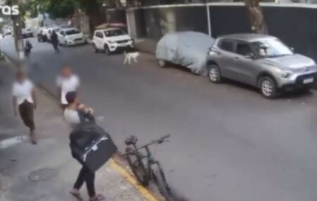 Momento em que adolescentes chegam em entregador, em Boa Viagem.