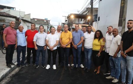 Mano Medeiros entrega requalifica&ccedil;&atilde;o da rua Frei Caneca. 