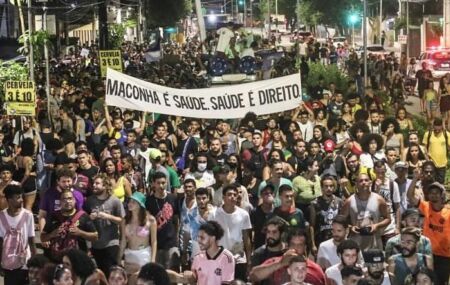 Manifestantes na Marcha da Maconha do Recife.
