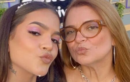 Mel Maia ao lado da m&atilde;e D&eacute;bora Maia. 