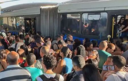 Usu&aacute;rios do transporte p&uacute;bico recorrendo a &ocirc;nibus devido &agrave; paralisa&ccedil;&atilde;o da Linha Sul.