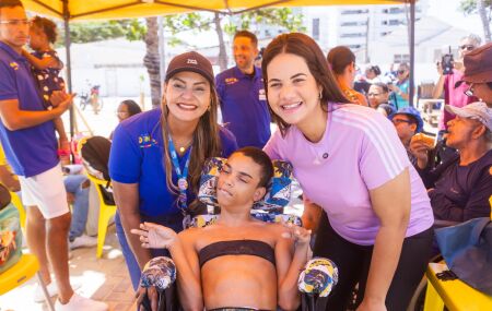 Secret&aacute;ria Andrea Galdino e a Prefeita Mirella Almeida ao lado de um usu&aacute;rio do servi&ccedil;o.