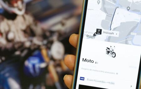 Moto por aplicativo.