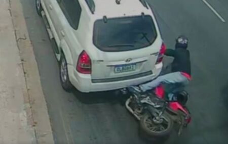 Momento em que motociclista colide com carro.