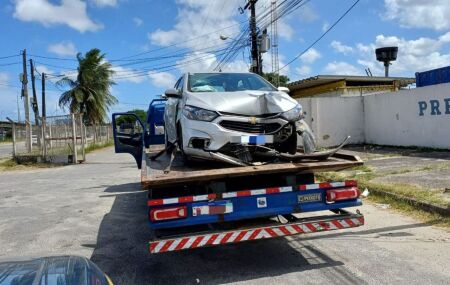 Carro utilizado na fuga sendo rebocado ap&oacute;s colidir com ve&iacute;culos.