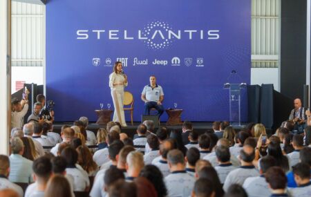 Raquel Lyra em evento da Stellantis, em Goiana