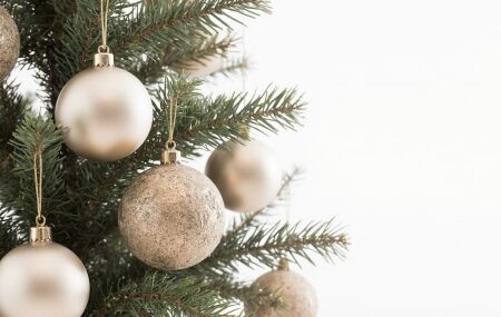 Conhe&ccedil;a as cores tend&ecirc;ncia para o Natal 2025 que substituem o vermelho. 