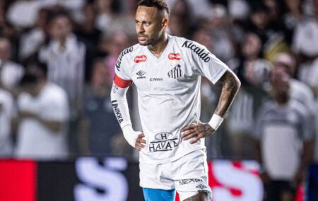 Neymar n&atilde;o vai entrar em campo contra o Internacional nesta segunda (24).