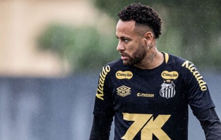 Neymar em treinamento pelo Santos antes de duelo contra o Flamengo.