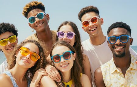 &Oacute;culos com lentes e arma&ccedil;&otilde;es coloridas s&atilde;o a grande tend&ecirc;ncia do ver&atilde;o 2026. 